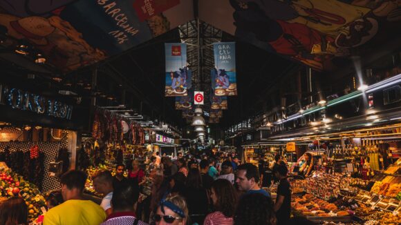 Home Elementor 1 La Rambla de Barcelona con su paseo arbolado y ambiente animado