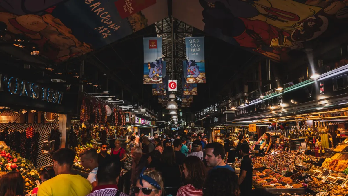 La Rambla de Barcelona con su paseo arbolado y ambiente animado