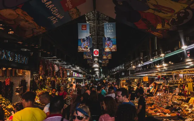La Rambla de Barcelona con su paseo arbolado y ambiente animado