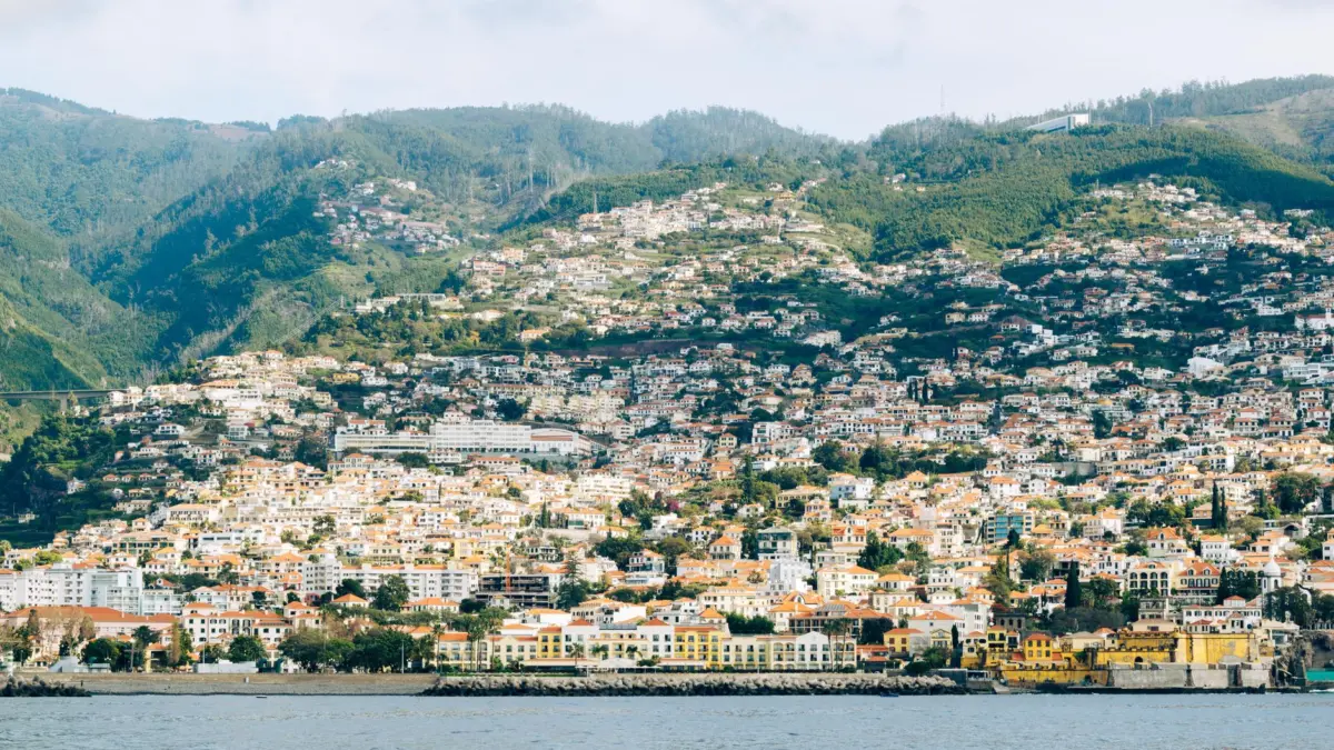 Vista panorámica de Funchal desde las alturas, isla de Madeira