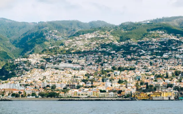 Vista panorámica de Funchal desde las alturas, isla de Madeira