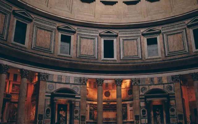Interior del Panteón de Roma con la cúpula de casetones y el óculo central