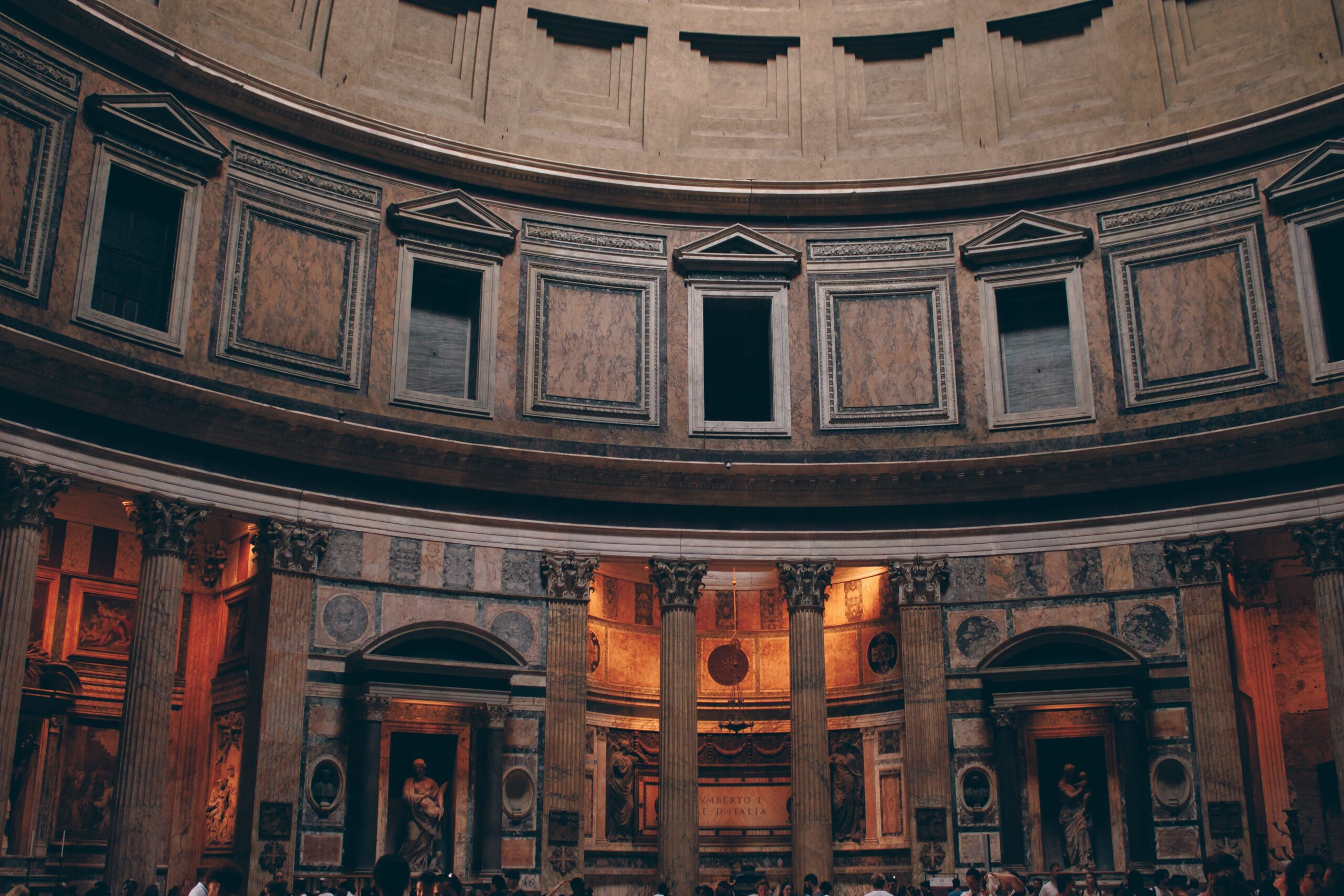 Interior del Panteón de Roma con la cúpula de casetones y el óculo central