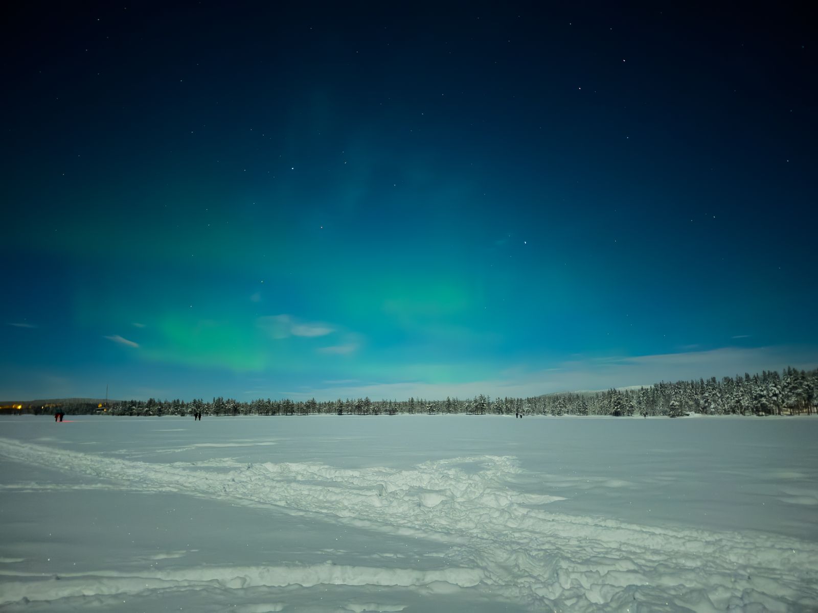 Aurora boreal verde sobre el paisaje nevado de Kittilä, en Laponia finlandesa
