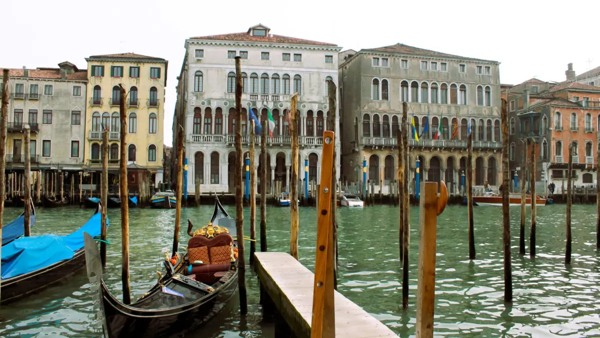 Góndolas en el Gran Canal de Venecia junto a palacios históricos