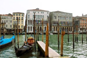 Góndolas en el Gran Canal de Venecia junto a palacios históricos