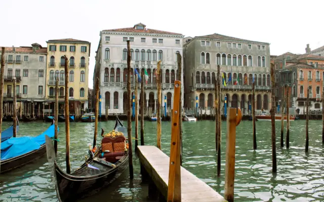 Góndolas en el Gran Canal de Venecia junto a palacios históricos