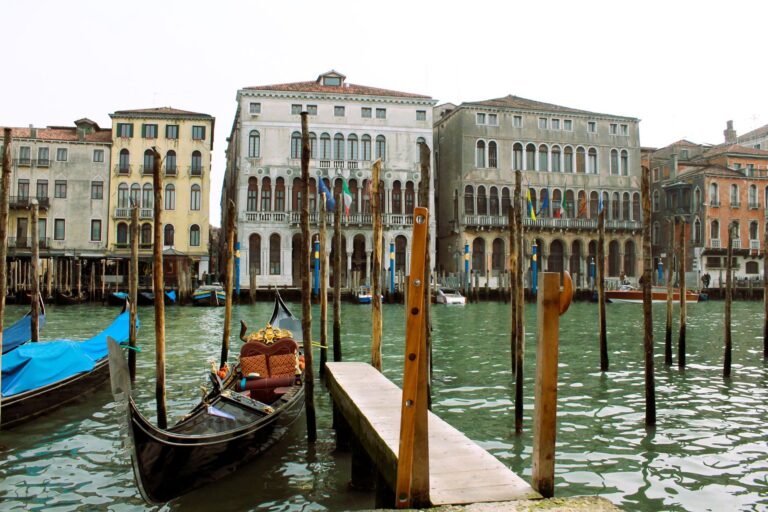 Home Elementor 5 Góndolas en el Gran Canal de Venecia junto a palacios históricos