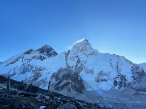 Picos nevados del Nuptse y el Everest en el Himalaya