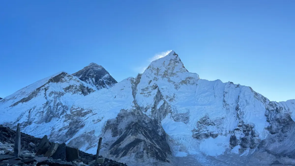 Picos nevados del Nuptse y el Everest en el Himalaya