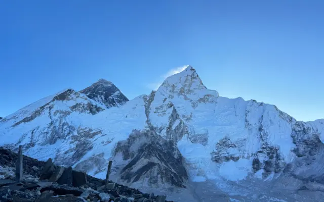 Picos nevados del Nuptse y el Everest en el Himalaya