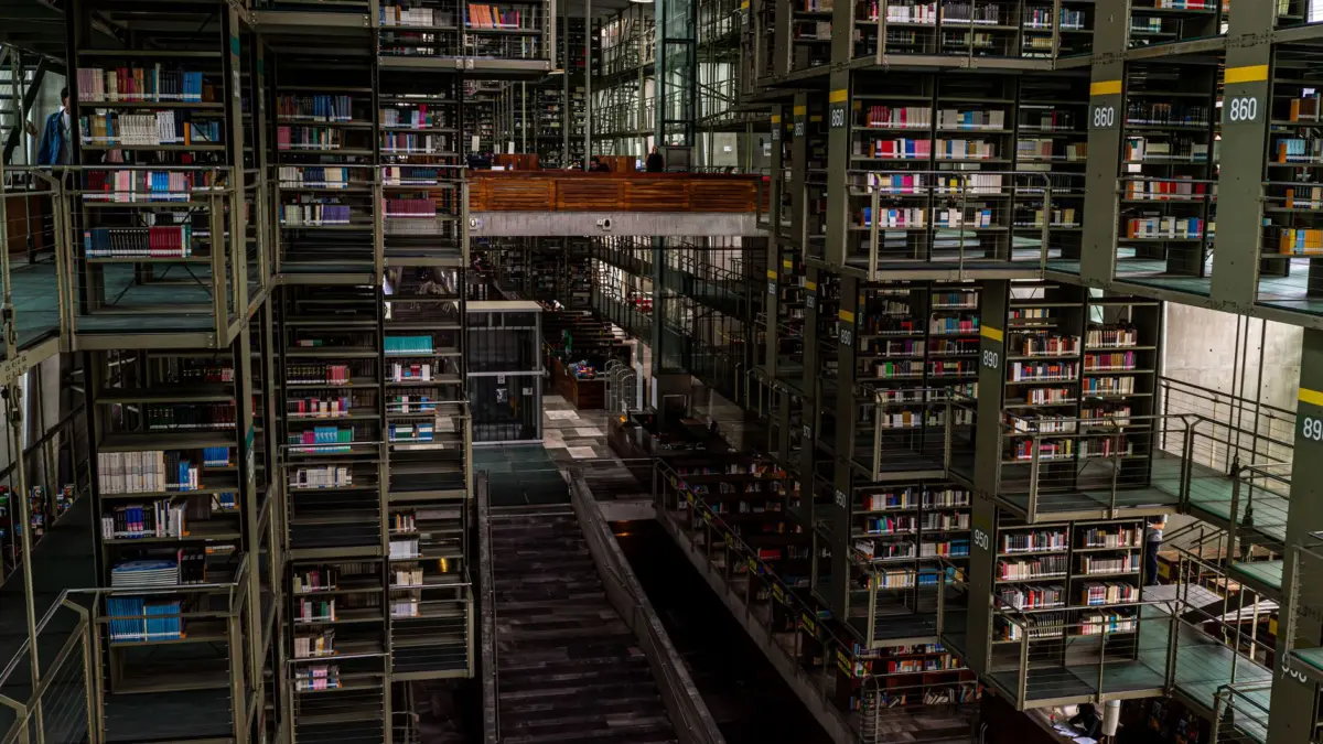 Interior de la Biblioteca Vasconcelos en Ciudad de México