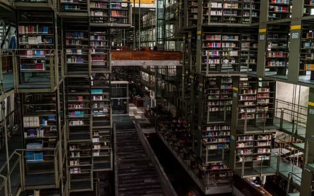 Interior de la Biblioteca Vasconcelos en Ciudad de México