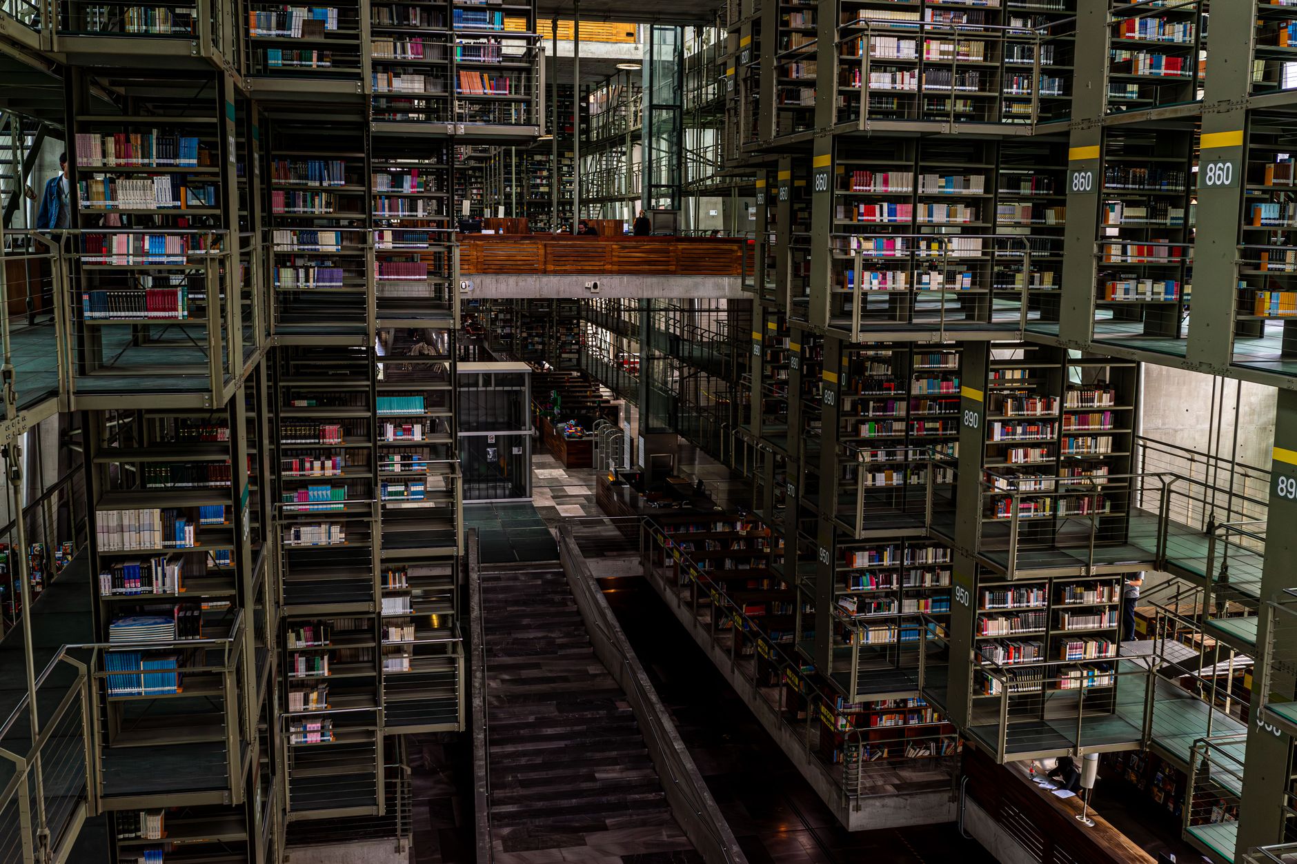 Interior de la Biblioteca Vasconcelos en Ciudad de México