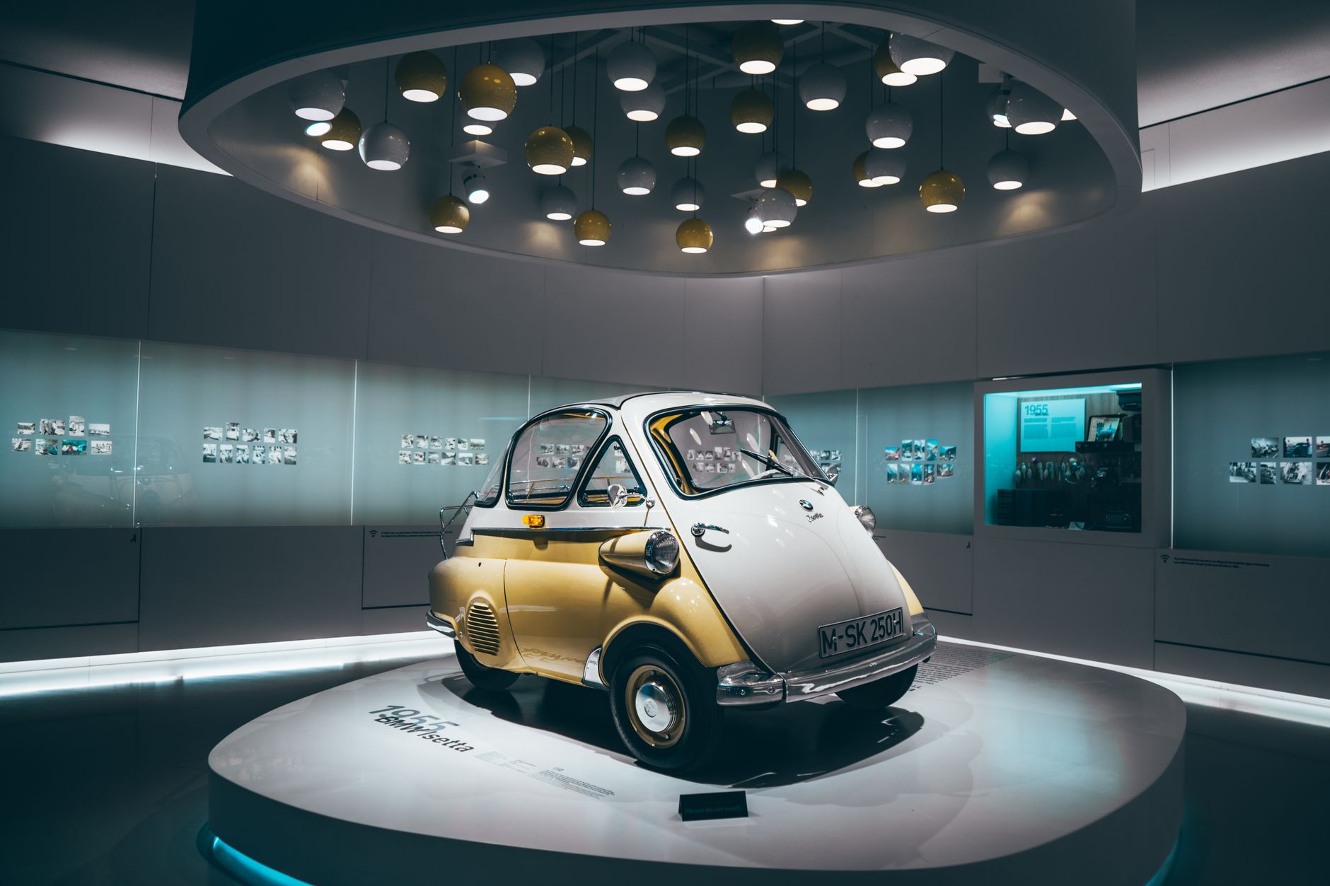 Microcoche clásico BMW en sala de exposición del museo de Múnich