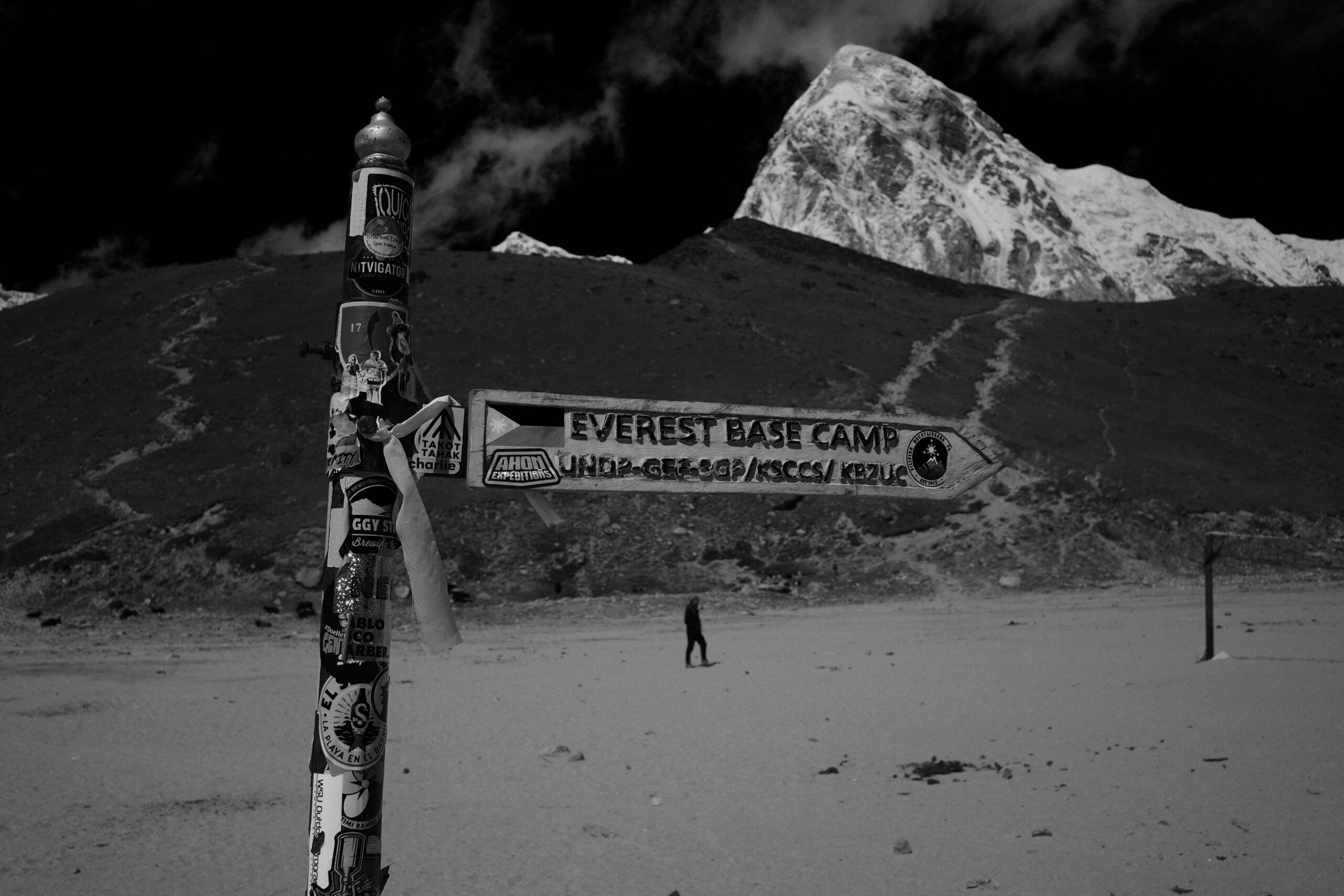 Cartel indicando el camino hacia el campamento base del Everest entre montañas