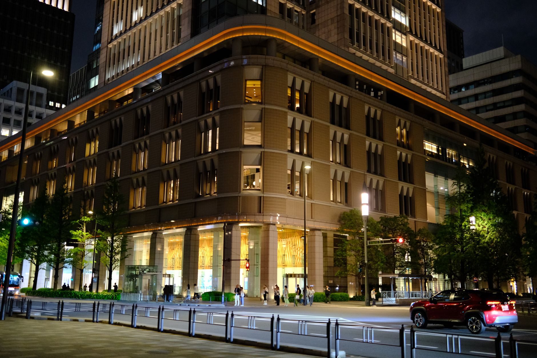 The Peninsula Tokyo: hotel de lujo frente al parque Hibiya 2 Arquitectura contemporánea del distrito de Marunouchi en Tokio de noche