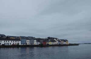 Calle colórida y tradicional de Galway, Irlanda