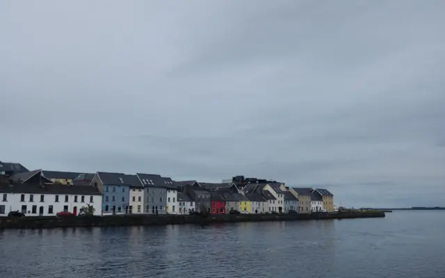 Calle colórida y tradicional de Galway, Irlanda