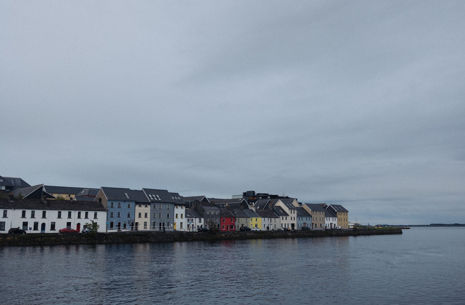 Calle colórida y tradicional de Galway, Irlanda