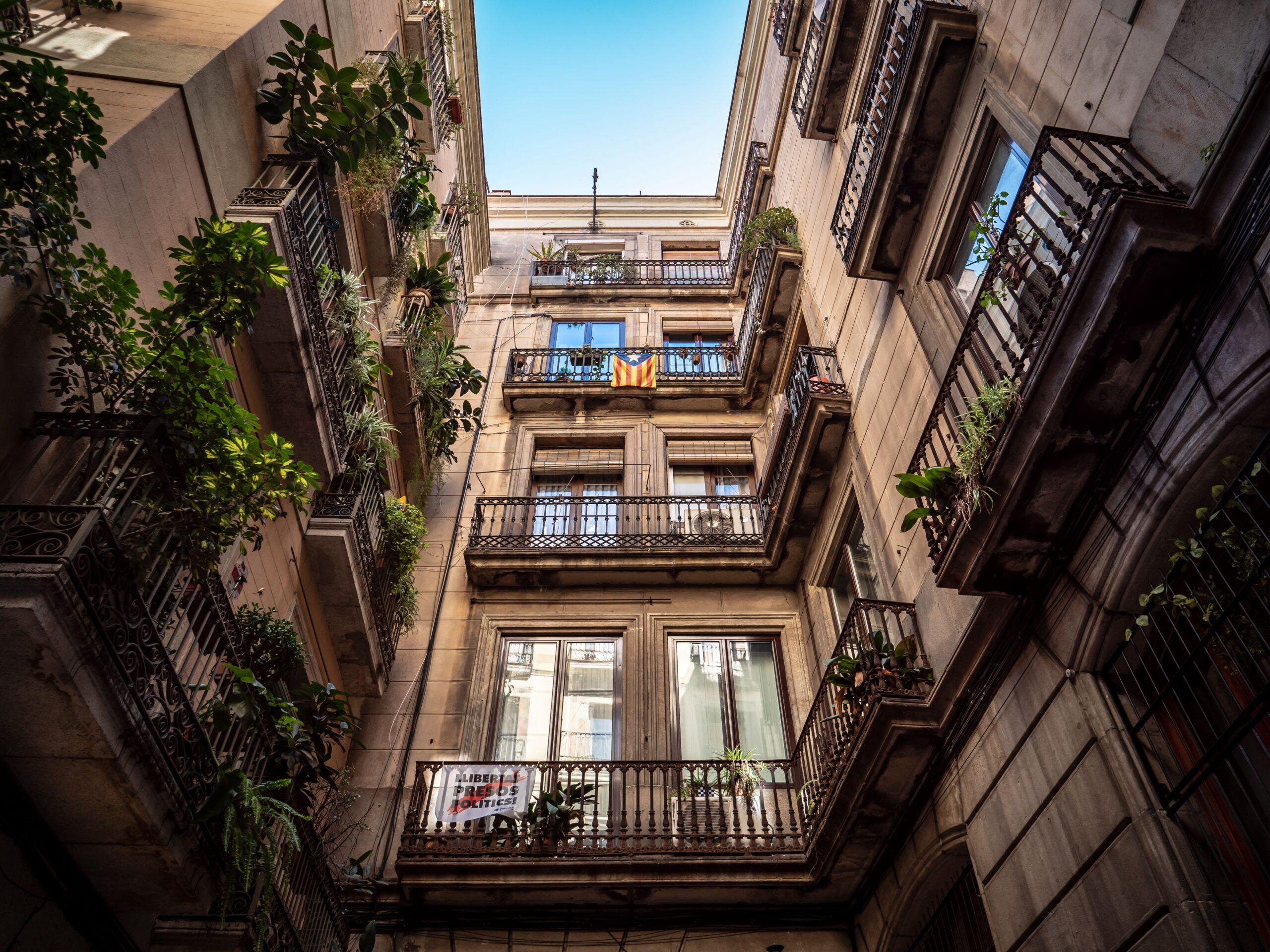 Estatuas humanas y ambiente callejero en La Rambla de Barcelona
