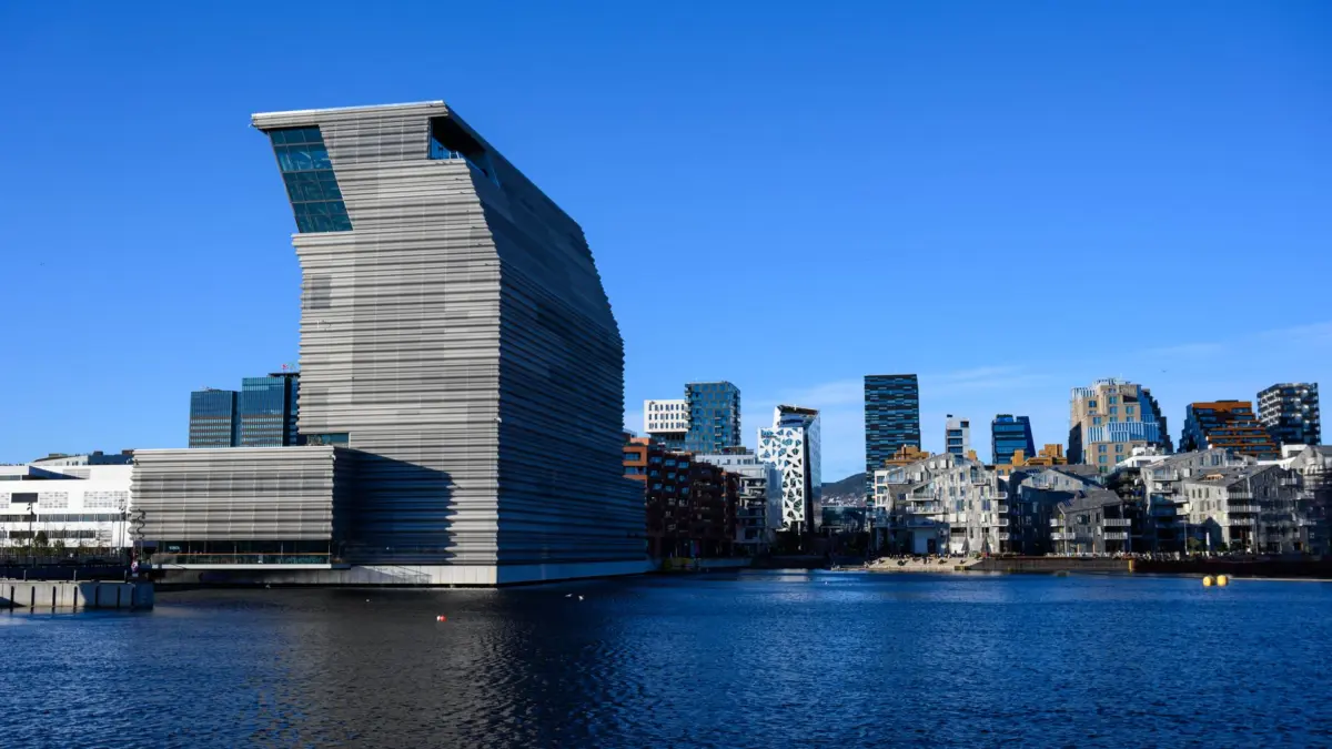 Oslo Noruega orilla mar fiordo arquitectura moderna