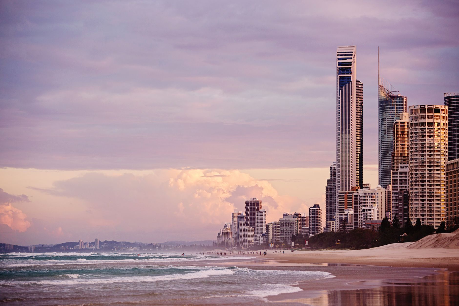Gold Coast, Australia: playas, surf y vida nocturna en Queensland 2 Surfista sobre una ola en la Costa Dorada, Australia