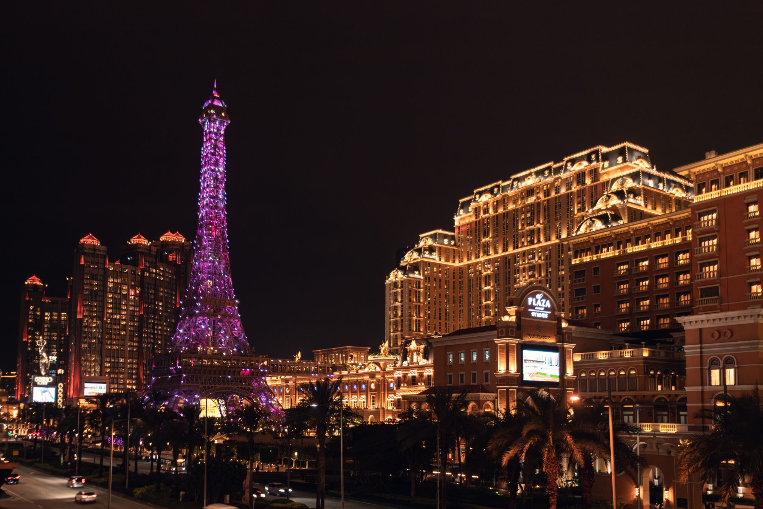 Torre Eiffel: altura real, precios y cómo subir en 2026 2 Torre Eiffel iluminada de noche