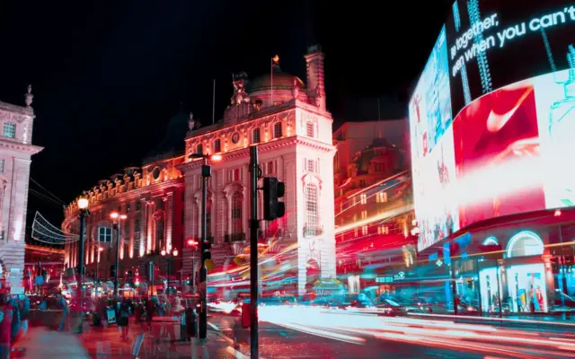 Piccadilly Circus de noche con las luces de la ciudad de Londres