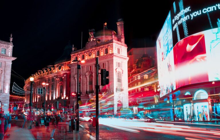 Home Elementor 9 Piccadilly Circus de noche con las luces de la ciudad de Londres