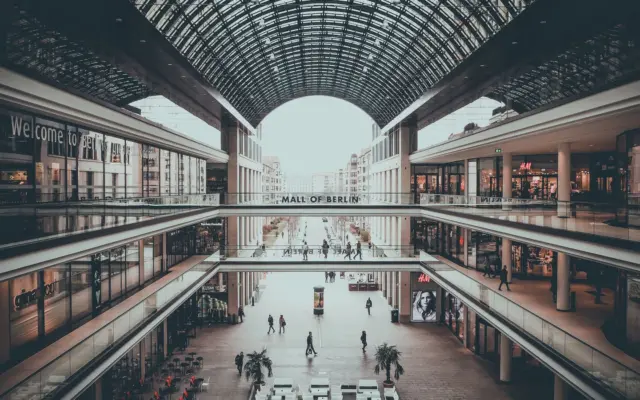 Interior moderno de varias plantas de un centro comercial en Berlín