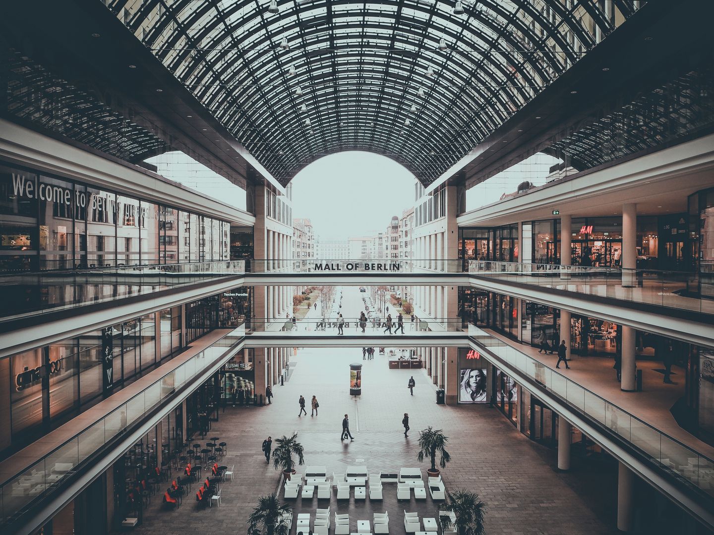 Berlín de compras: de Friedrichstraße al KaDeWe 2 Interior moderno de varias plantas de un centro comercial en Berlín