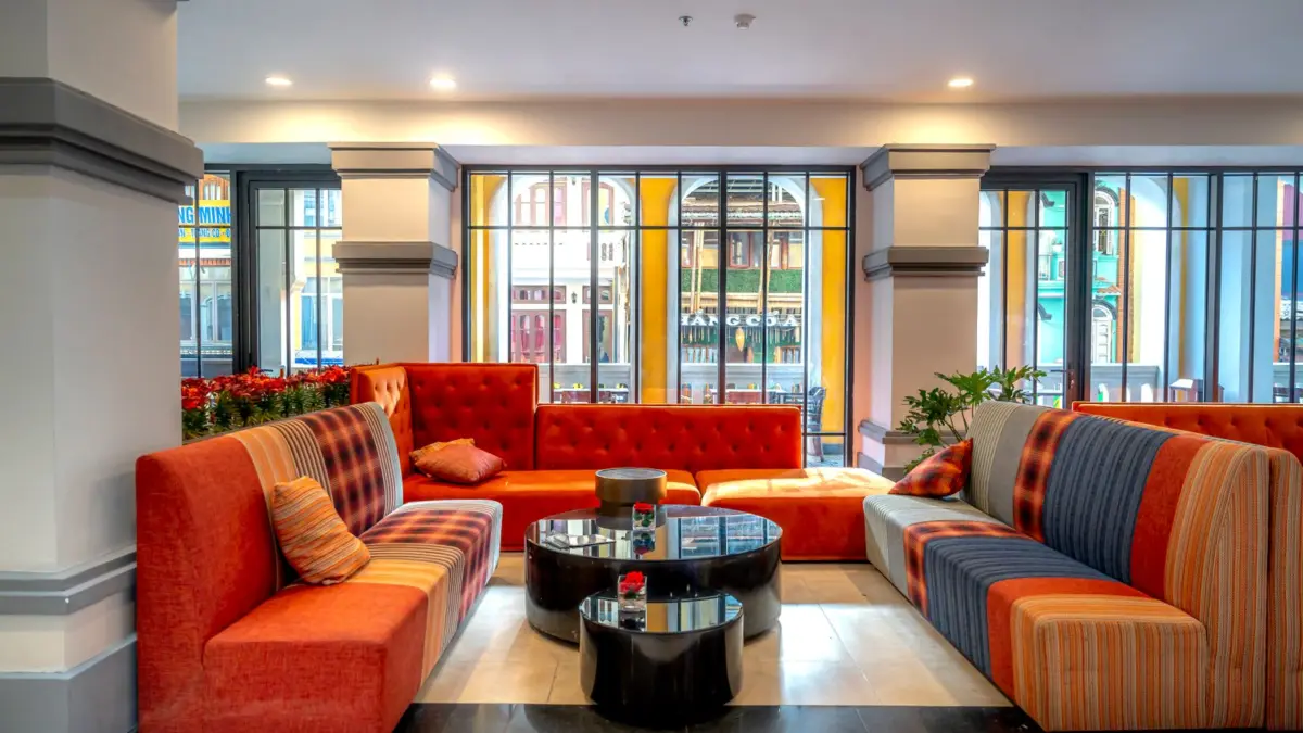 Salón de hotel boutique con asientos de colores y decoración moderna