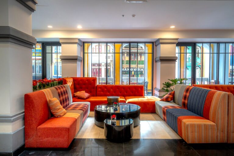 Home Elementor 8 Salón de hotel boutique con asientos de colores y decoración moderna