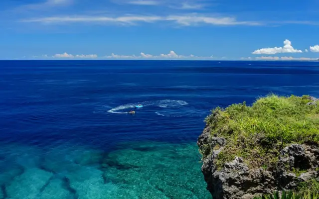 Costa rocosa de Okinawa, Japón, cerca de Yonaguni