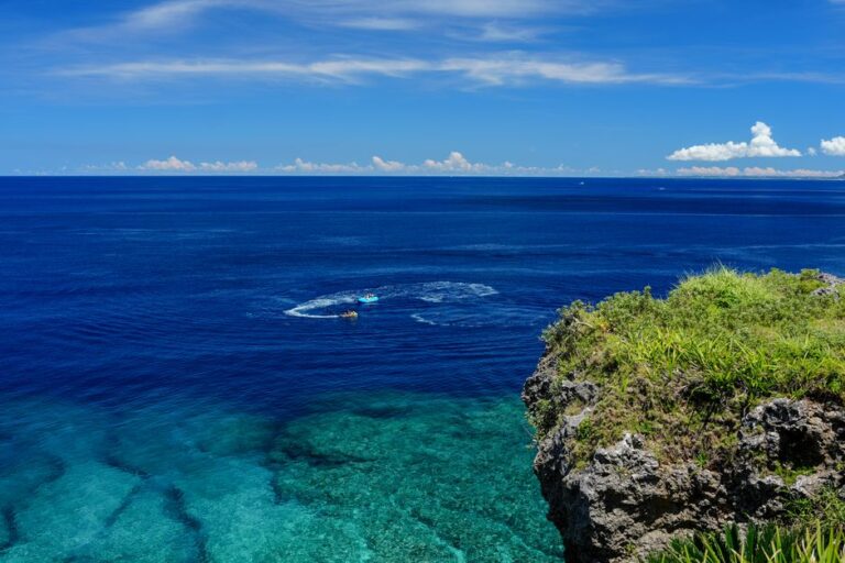 Costa rocosa de Okinawa, Japón, cerca de Yonaguni