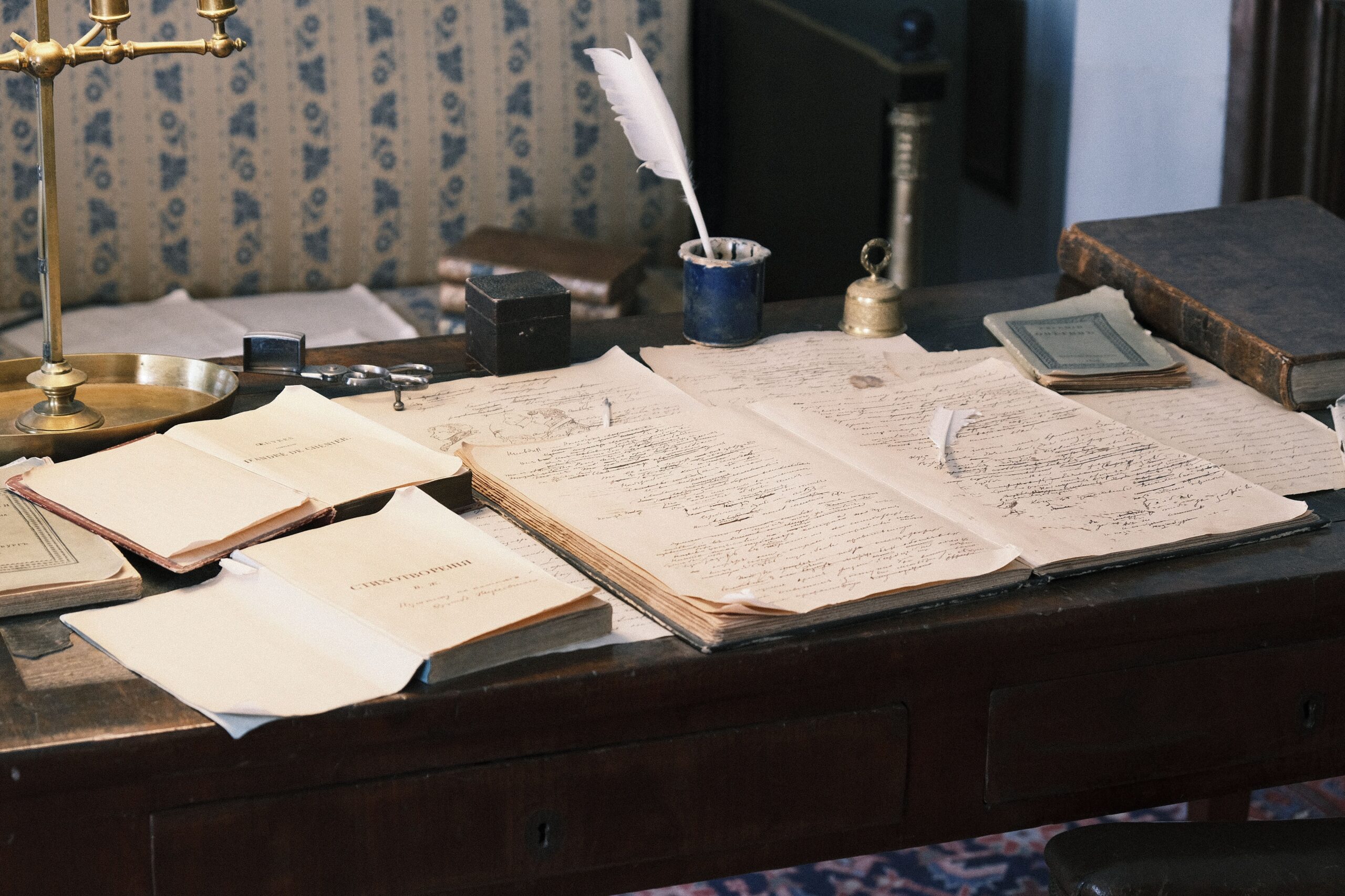 Museo Pablo Neruda en Isla Negra: la casa-barco del poeta chileno 2 Estudio de escritor con escritorio de madera antiguo y libros abiertos