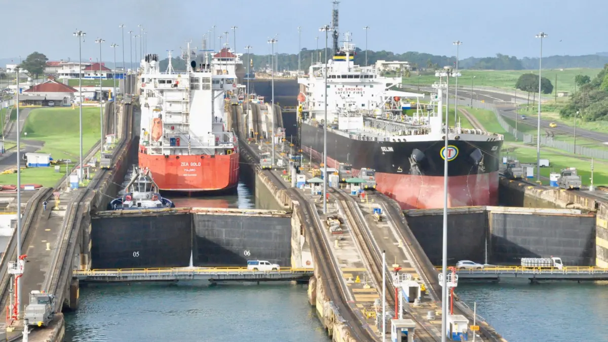 Barcos cruzando las exclusas del Canal de Panamá