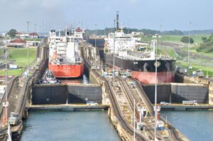 Barcos cruzando las exclusas del Canal de Panamá