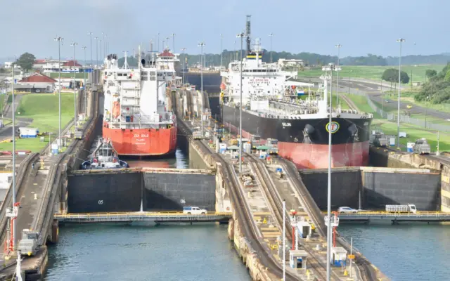 Barcos cruzando las exclusas del Canal de Panamá