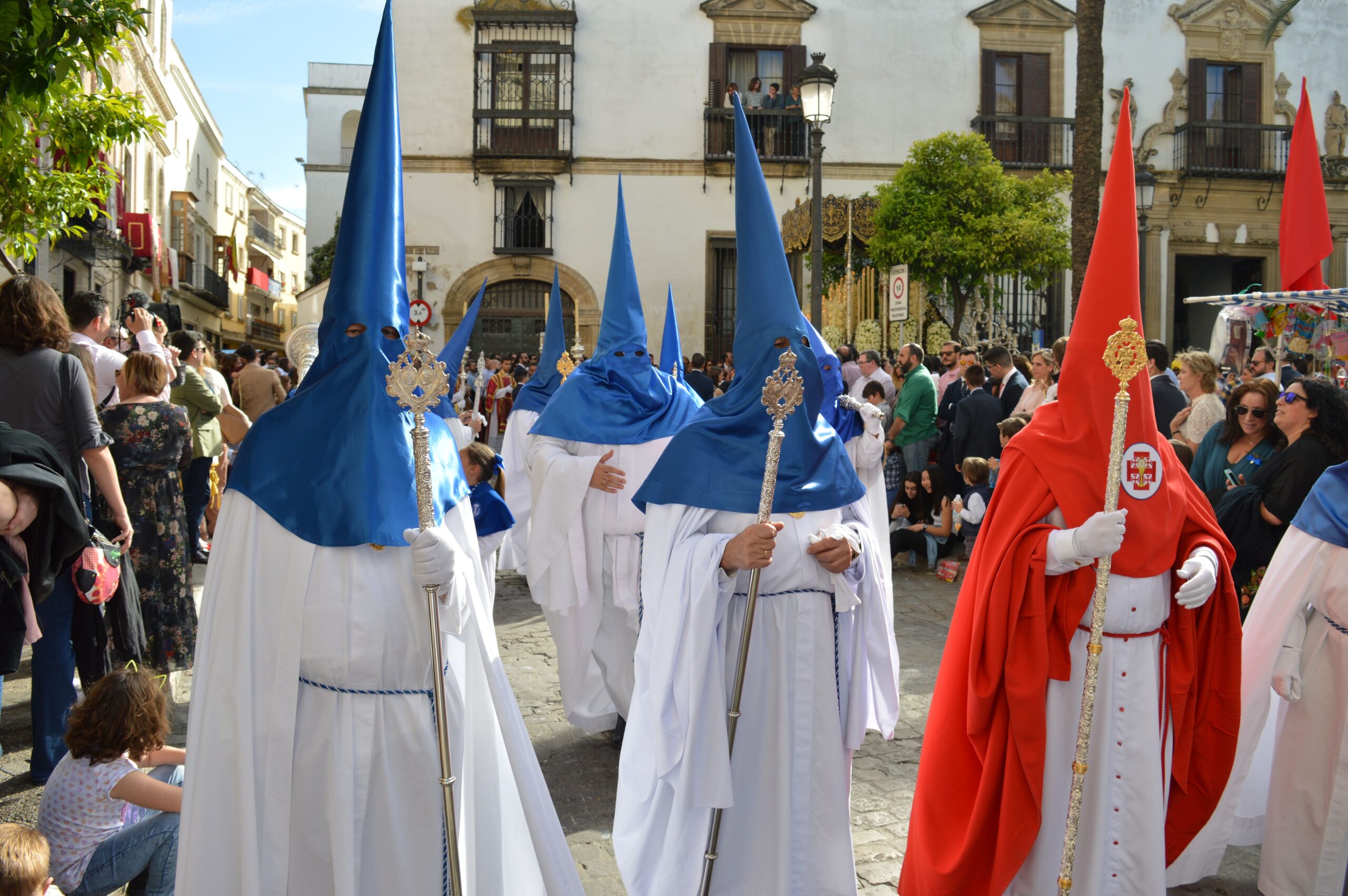 Sevilla en Semana Santa con lluvia: plan B sin procesión 1 Nazarenos con túnica y capirote en una procesión de Semana Santa en Sevilla