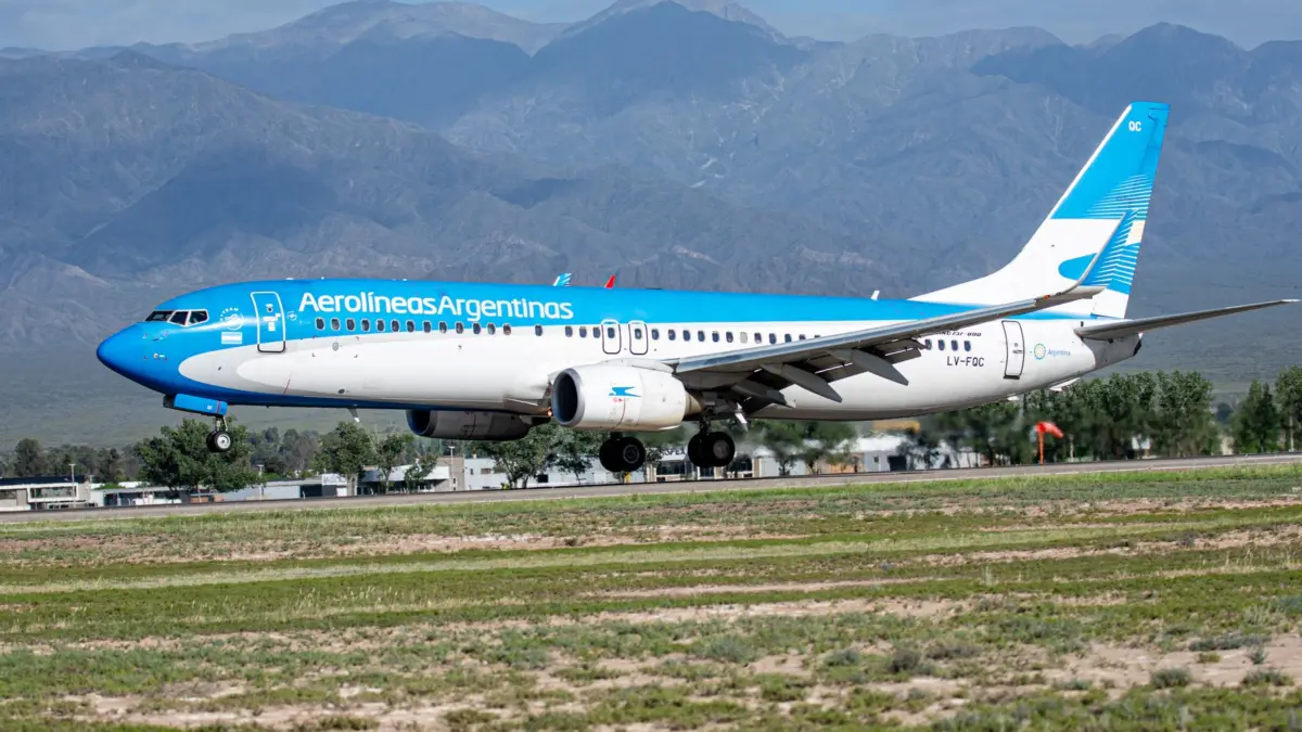 Avión de Aerolíneas Argentinas en pista