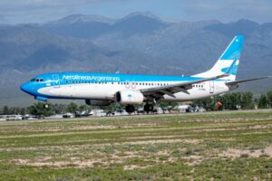 Avión de Aerolíneas Argentinas en pista