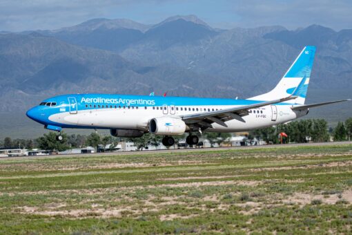 Home Elementor 1 Avión de Aerolíneas Argentinas en pista