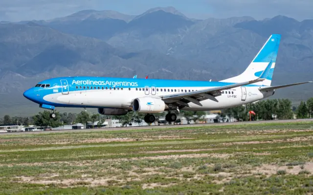 Avión de Aerolíneas Argentinas en pista