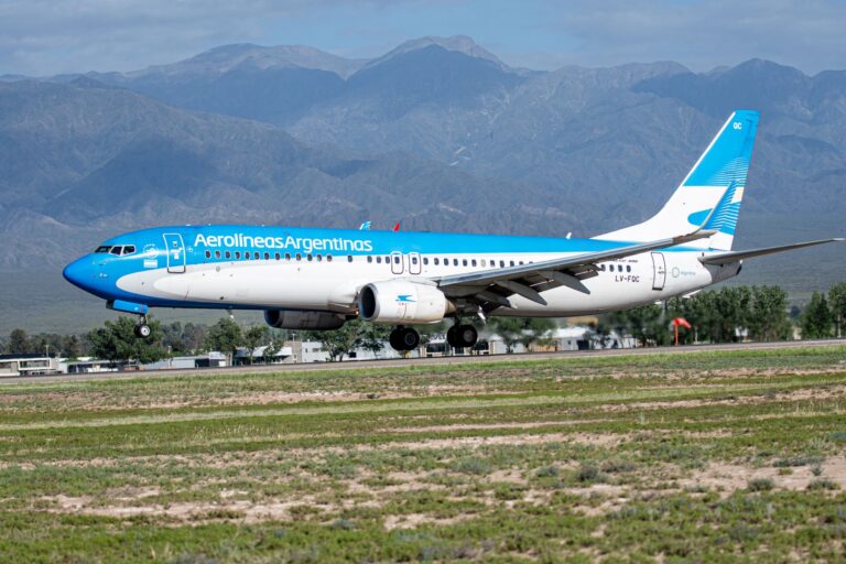 Home Elementor 9 Avión de Aerolíneas Argentinas en pista