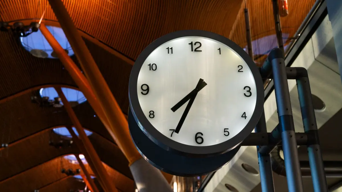 Reloj grande en la terminal de un aeropuerto europeo