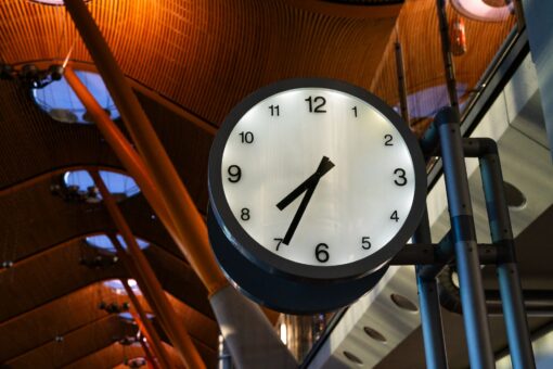 Home Elementor 1 Reloj grande en la terminal de un aeropuerto europeo