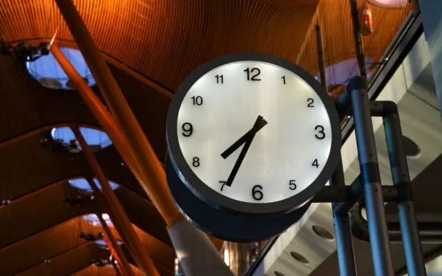 Reloj grande en la terminal de un aeropuerto europeo