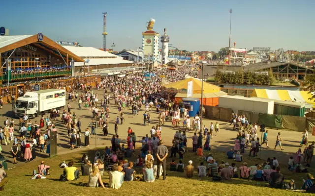 Festival de música al aire libre en Europa con multitud disfrutando del verano